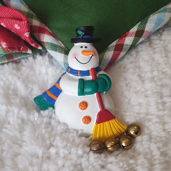 Christmas 4pc. Towel & Oven Mitt Set with Free Gift - Picture 4 of 4